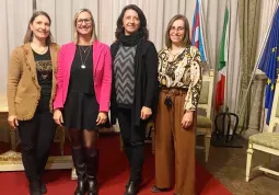 Il nuovo cda composto da Lorella Flego, presidente (seconda da sinistra),  Roberta Andreis, Tiziana Milone, Sara Villa. Ne fa parte inoltre il vicario, don Roberto Bruna